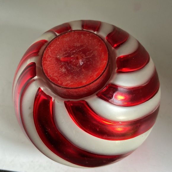 Candle holder shaped like an ornament red & white swerling stripes - Picture 3 of 4